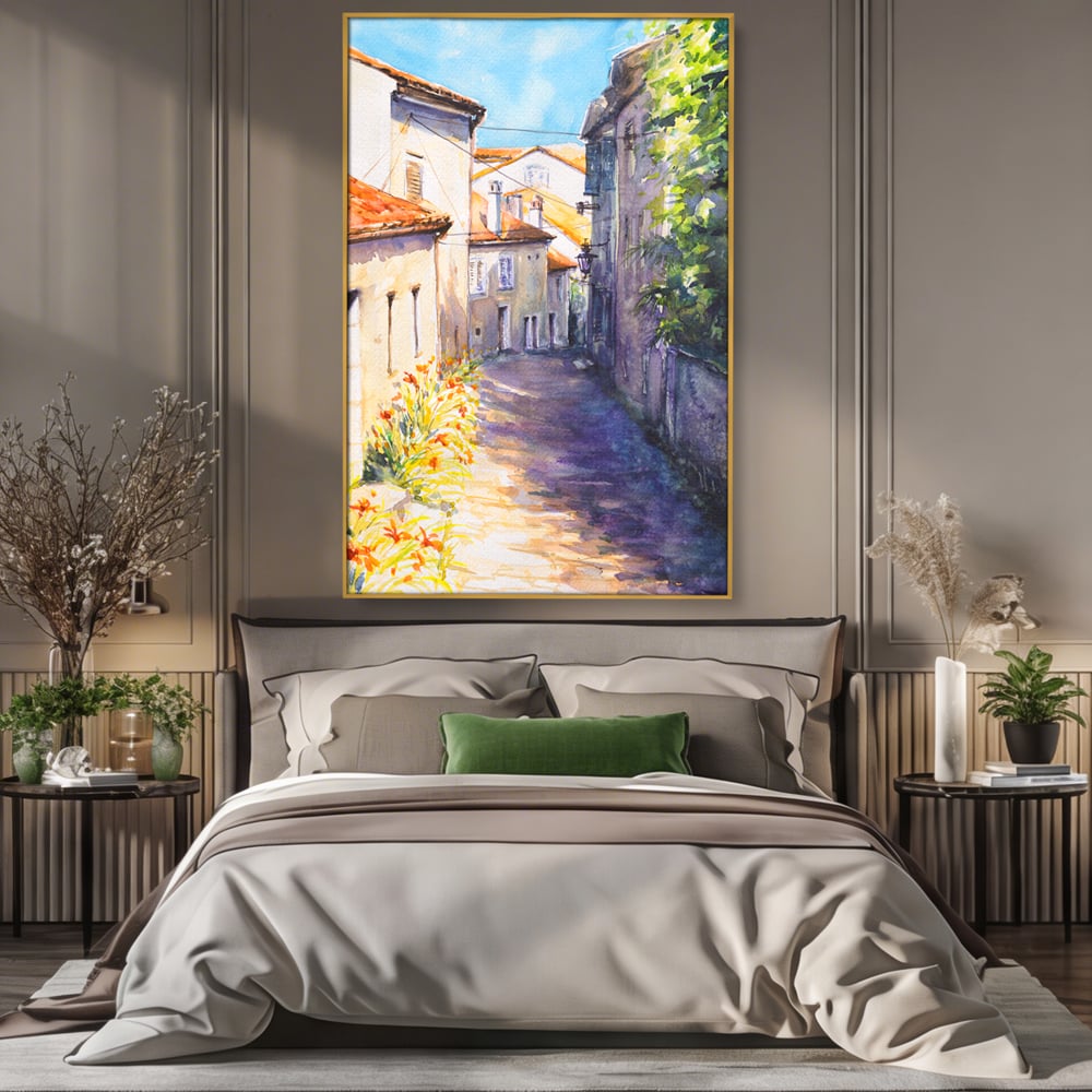 Tablou canvas cu pictura acuarela straduta insorita, in rama de aluminiu auriu, pe perete intr-un dormitor